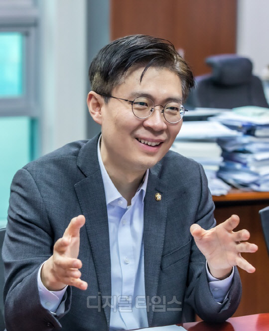 조 의원은 윤 대통령의 "UAE의 적은 이란"이란 발언이 설마 즉흥적으로 했나 하는 의구심이 든다며 "가볍게 넘길 일은 아니고 외교 참모 라인 강화가 필요하다고 생각한다"고 했다. <박동욱 기자 fufus@>